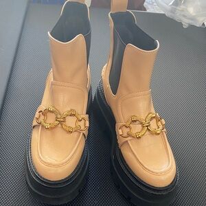 Chunky Y2K Tan Leather Chelsea Boots with Gold Chains Gucci-look